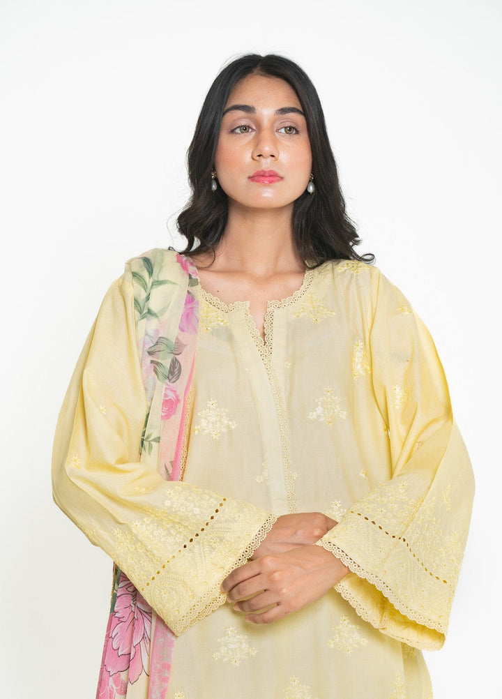 Zyna Lux Women RTW Embroidered Lawn 3 Piece Suit LUREA Casual Collection