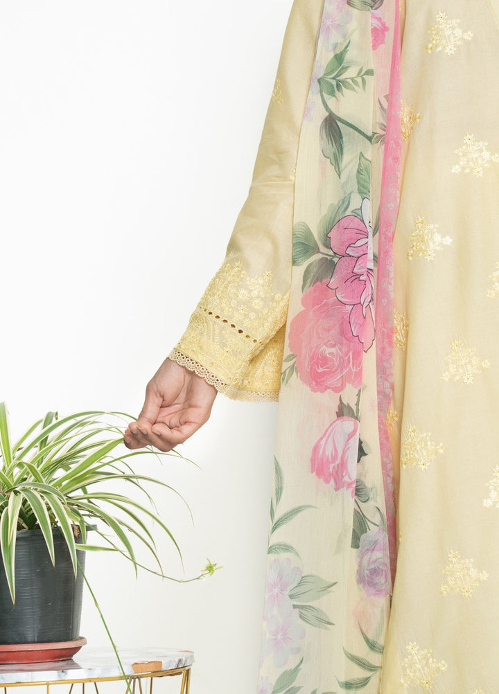 Zyna Lux Women RTW Embroidered Lawn 3 Piece Suit LUREA Casual Collection