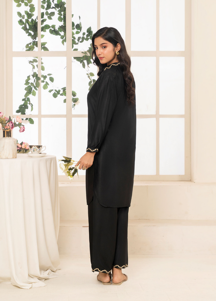 Lamhay by Haniya Mahnoor Pret Embroidered Linen 2 Piece Suit Midnight