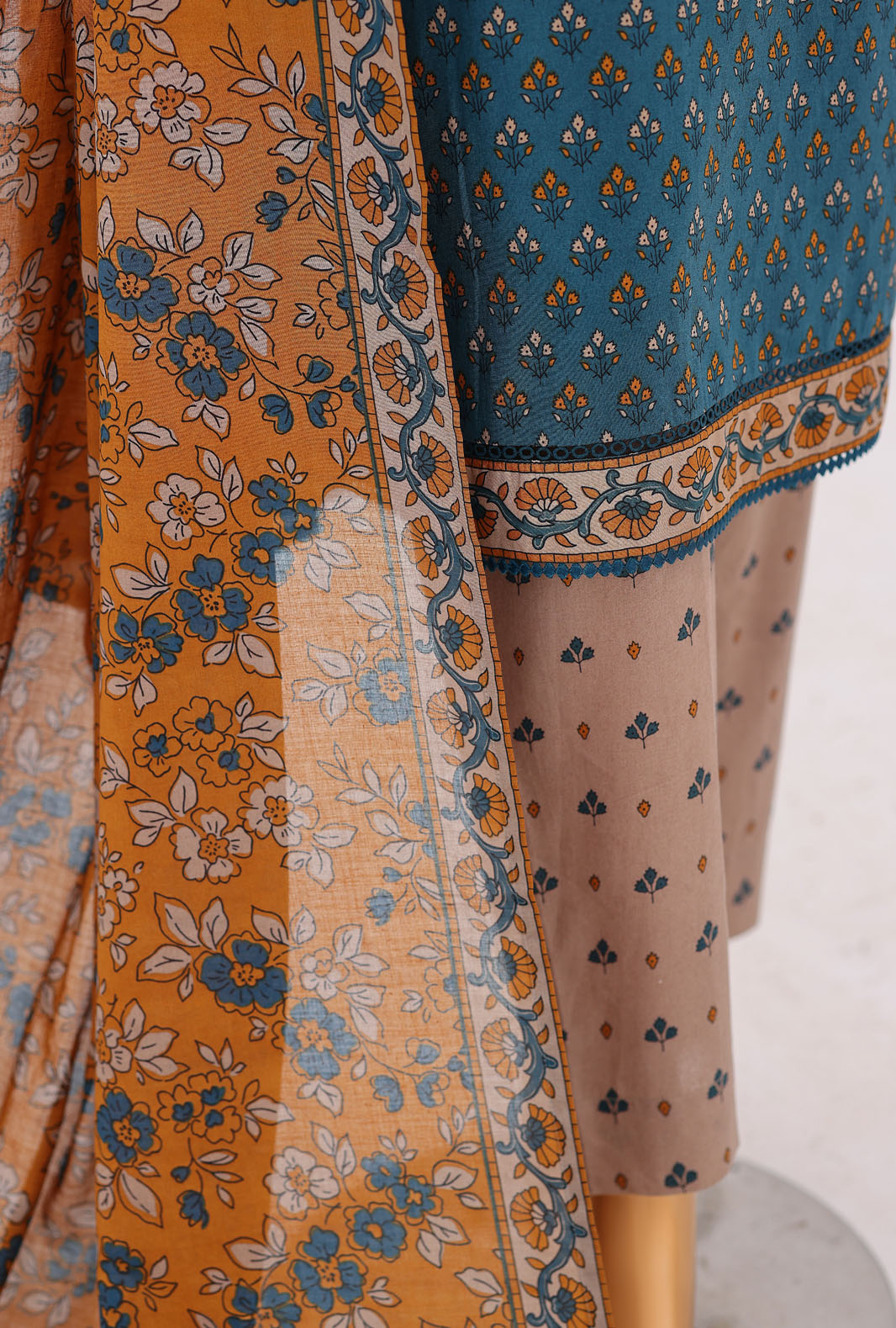 Daily Wear by HZ Textiles Unstitched Embroidered Lawn 3 Piece Suit PDW - 3314 Casual Collection