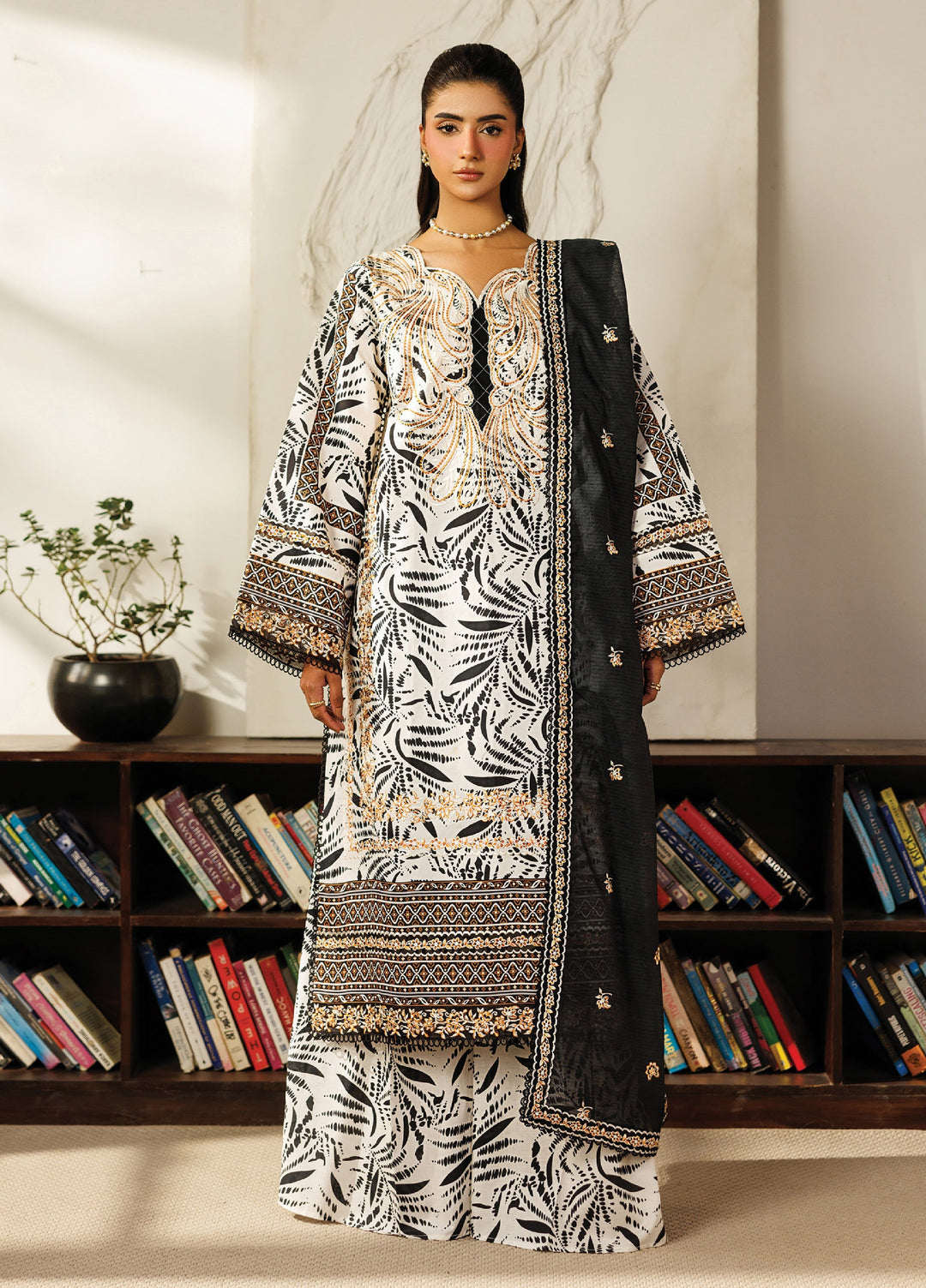 Leila by Mahnur Unstitched Embroidered Lawn 3 Piece Suit MN26ULL L-08 - Summer Collection