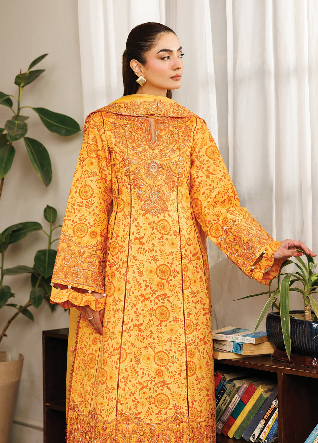 Leila by Mahnur Unstitched Embroidered Lawn 3 Piece Suit MN26ULL L-07 - Summer Collection