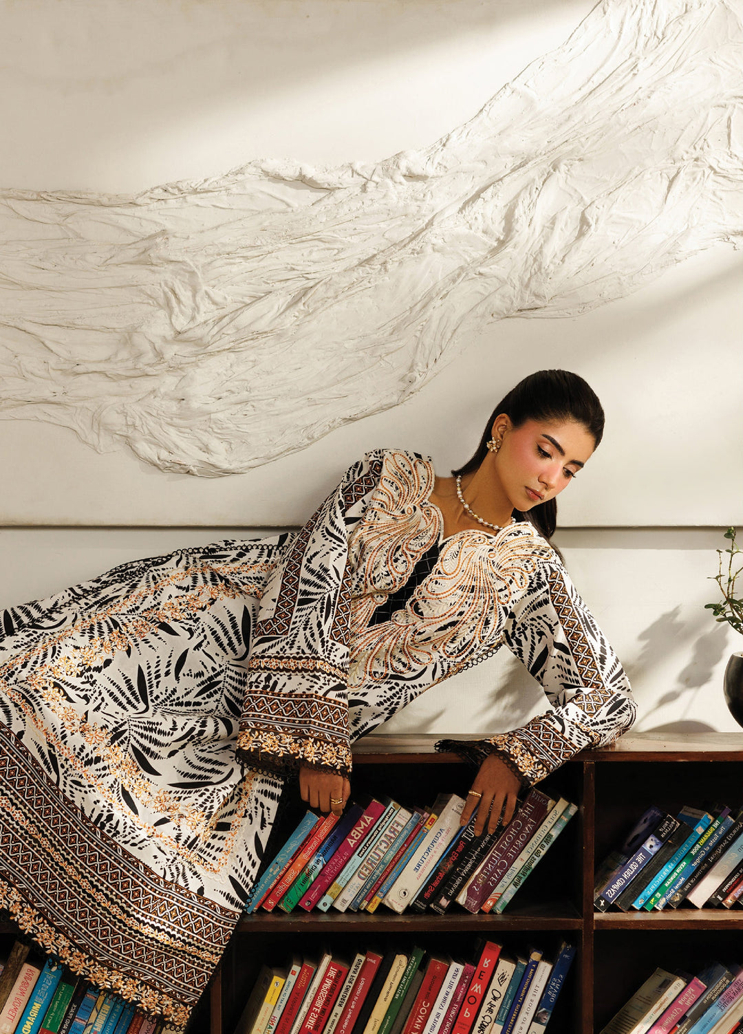 Leila by Mahnur Unstitched Embroidered Lawn 3 Piece Suit MN26ULL L-08 - Summer Collection