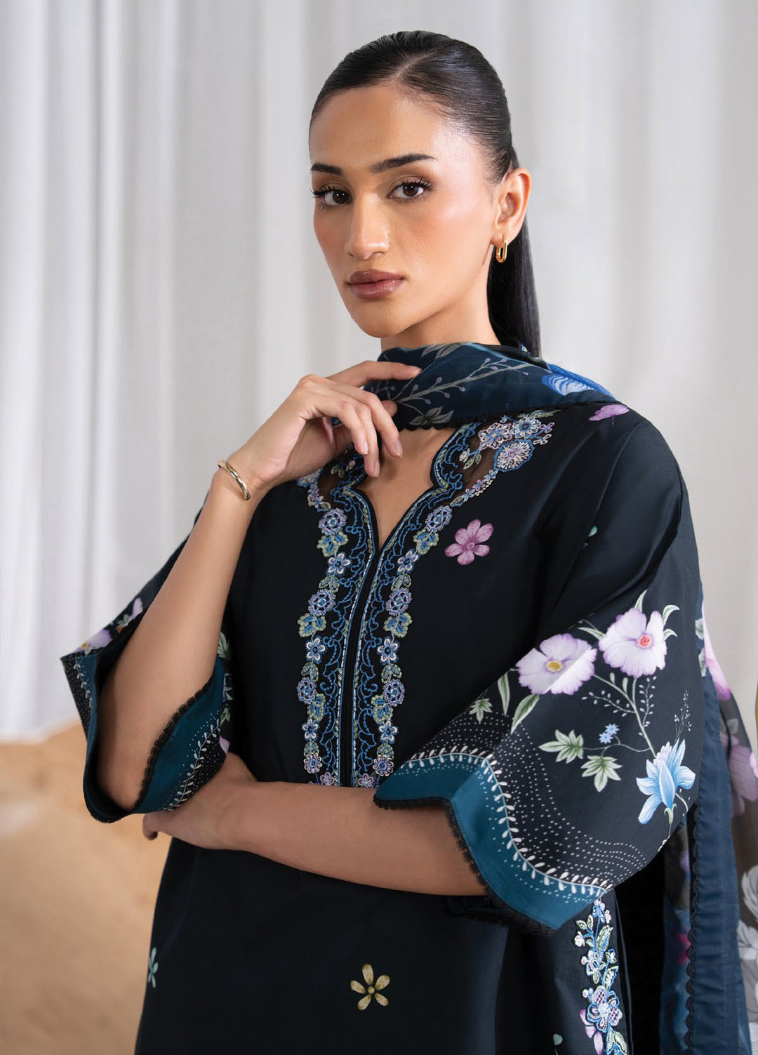 Nysa by Seran Unstitched Embroidered Cambric 3 Piece Suit SN26UNC Zielle D-06 - Winter Collection