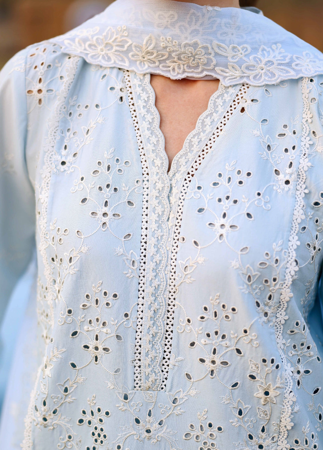 Azure Unstitched Embroidered Luxury Lawn 3 Piece Suit AZ26UAL 77 Day Dream - Eid Collection