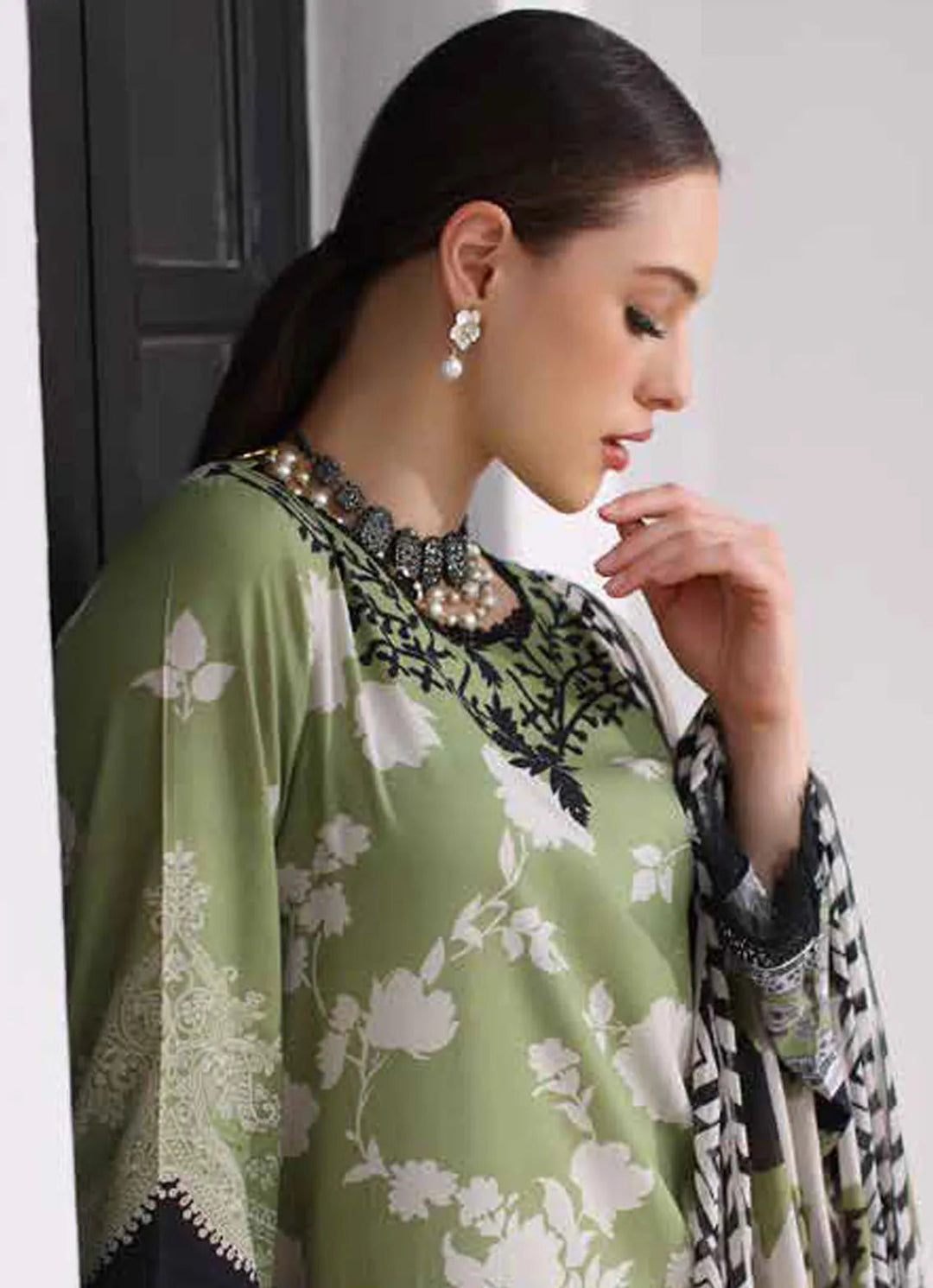 Aafreen by Riaz Arts Chikankari Viscose Suit Unstitched 3 Piece RA24AV AF-131 - Winter Collection