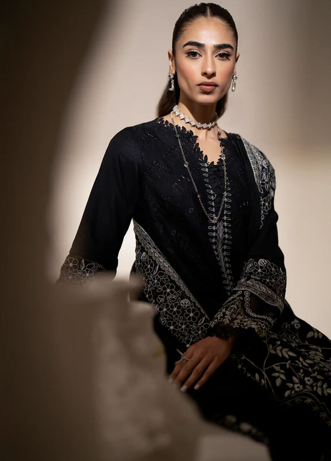 Aghaaz by Azzal Embroidered Lawn Suits Unstitched 3 Piece AZZ24AG Siyah - Summer Collection