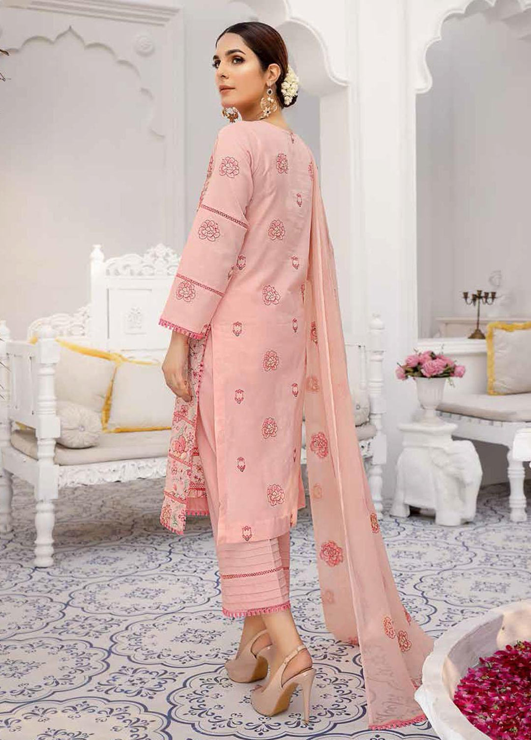 Breeze By Mahnur Embroidered Lawn Suits Unstitched 3 Piece MN22BL ML-06 - Luxury Collection