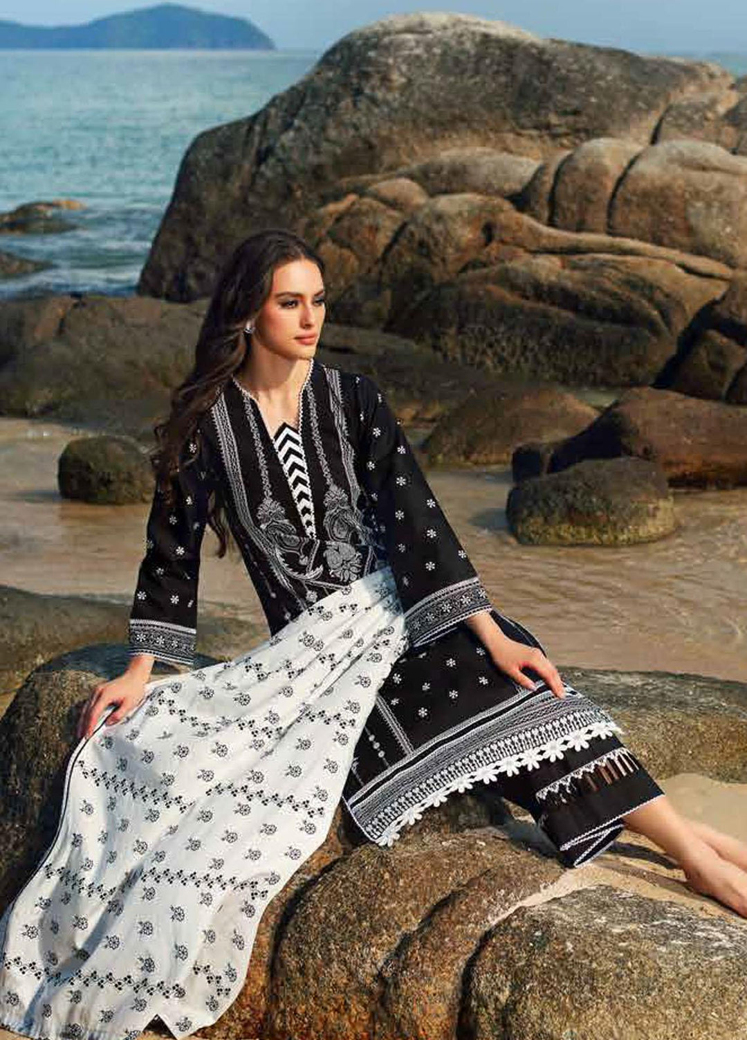 Ambrosia Black & White By Gul Ahmed Printed Lawn Suits Unstitched 3 Piece GA22A B-22013 - Black & White Collection