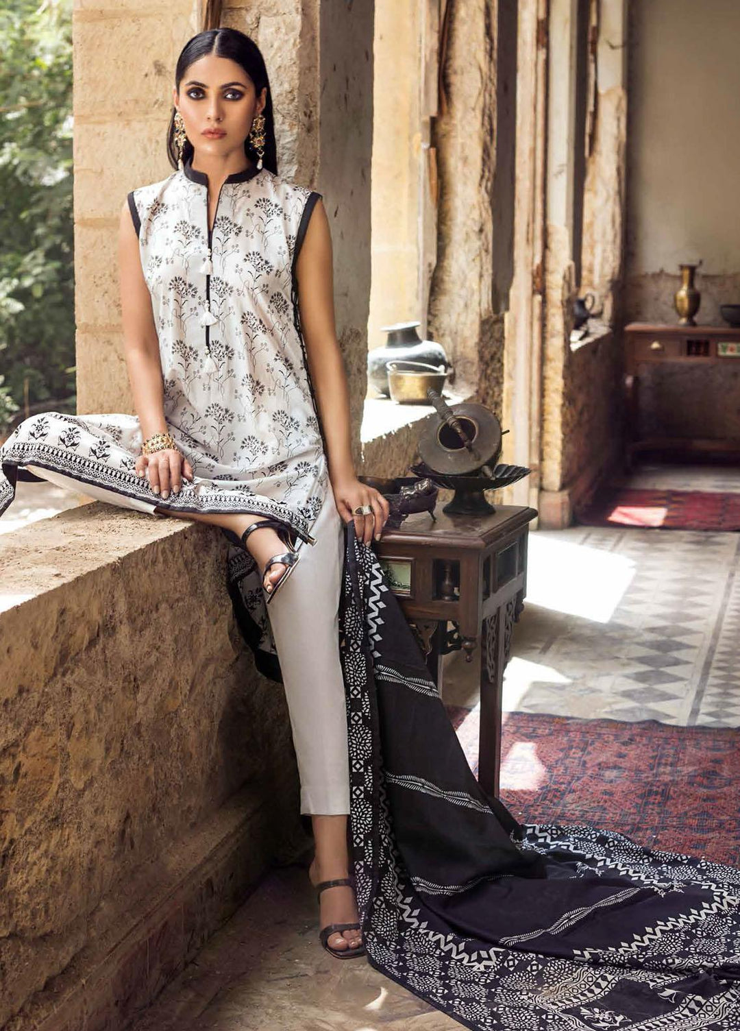 Black & White By Gul Ahmed Printed Lawn Suits Unstitched 3 Piece GA21BW B12002 - Black & White Collection