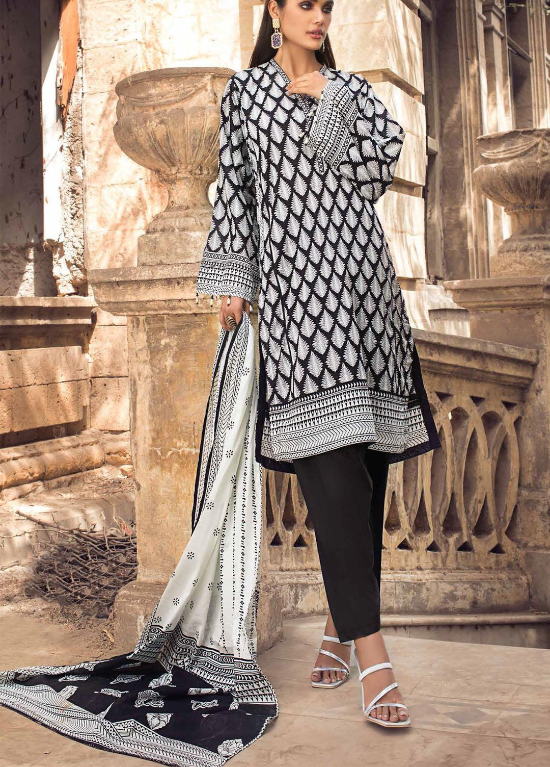 Black & White By Gul Ahmed Printed Lawn Suits Unstitched 3 Piece GA21BW B12007 - Black & White Collection