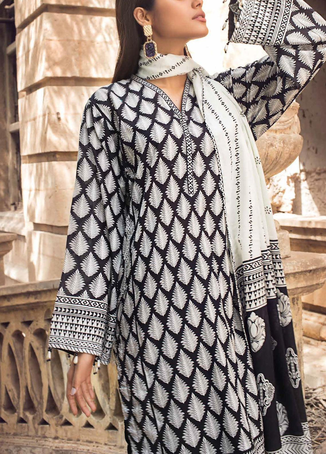 Black & White By Gul Ahmed Printed Lawn Suits Unstitched 3 Piece GA21BW B12007 - Black & White Collection