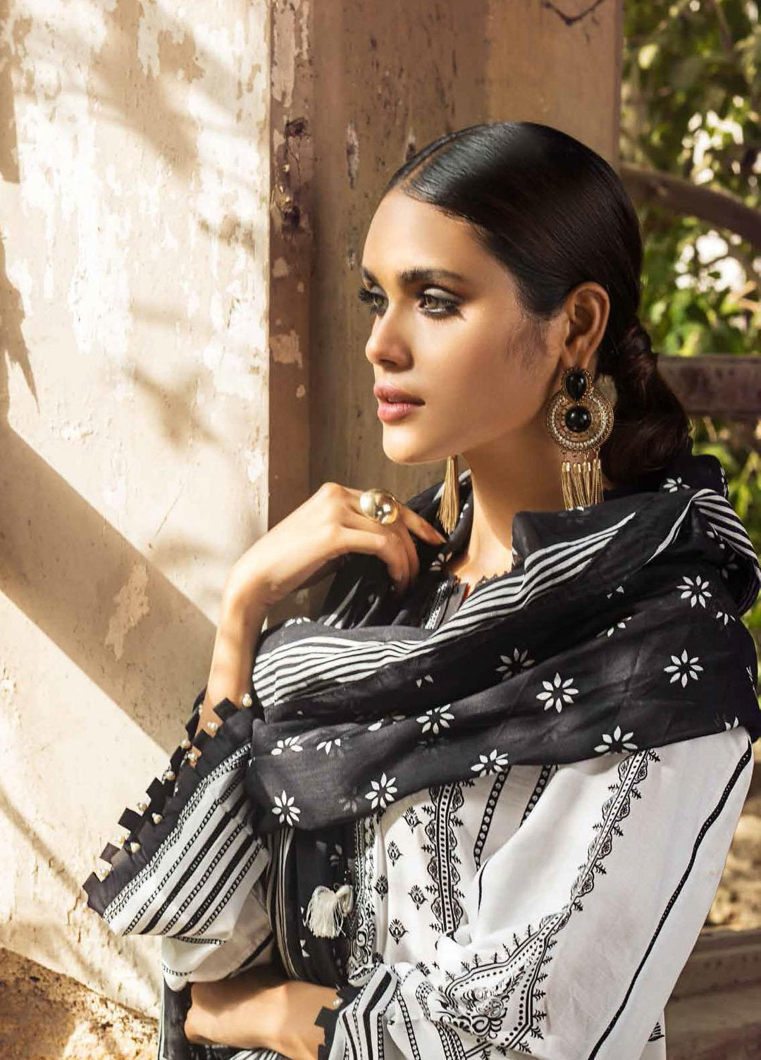 Black & White By Gul Ahmed Printed Lawn Suits Unstitched 3 Piece GA21BW B12009 - Black & White Collection