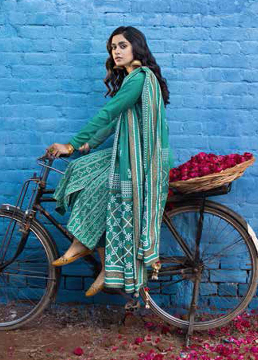 Gul Ahmed Embroidered Lawn Suits Unstitched 3 Piece GA22CHL CL-22116 - Summer Lawn Collection