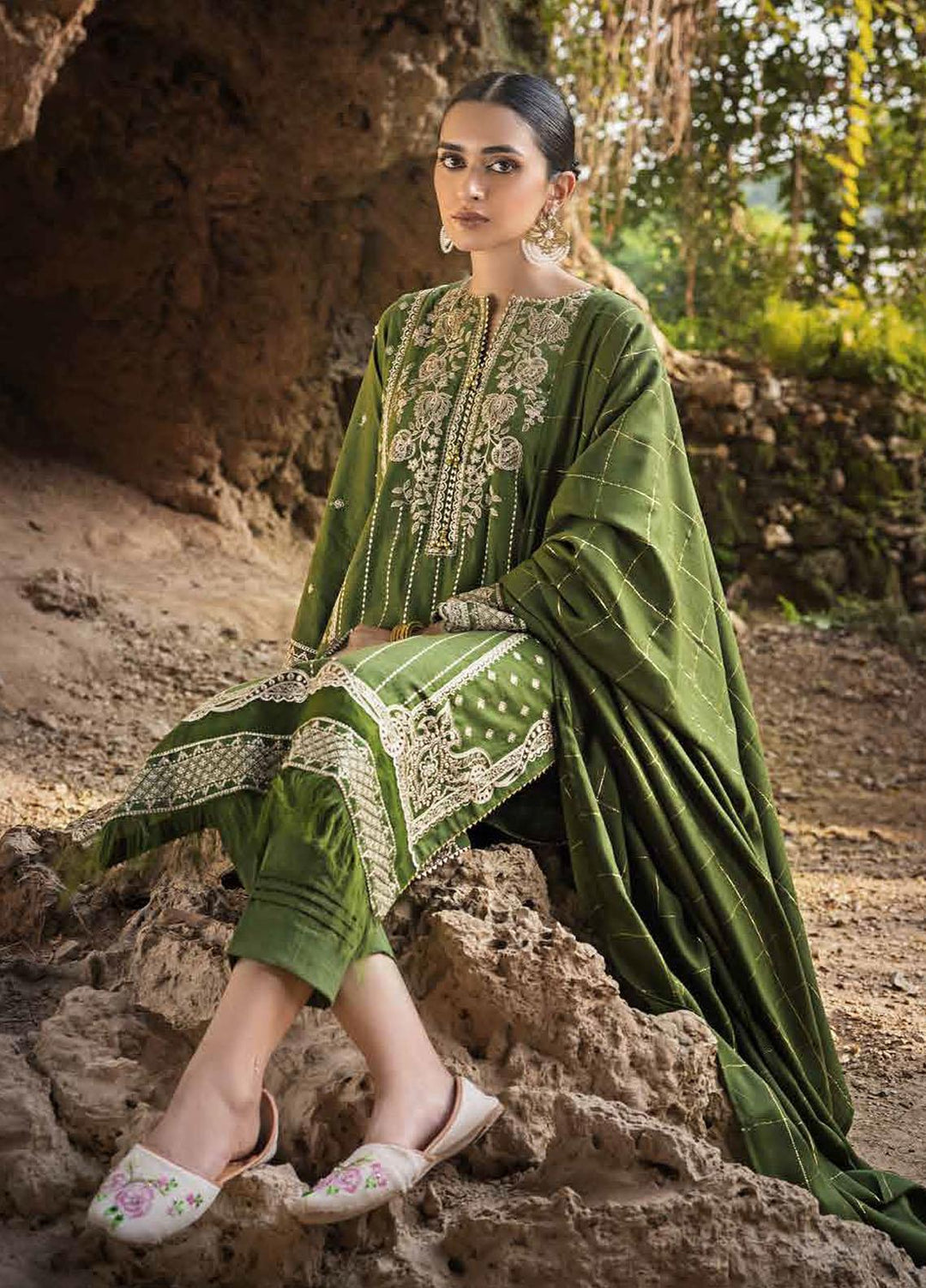 Glamour By Gul Ahmed Fancy Pashmina Suits Unstitched 3 Piece GA23WG AP-32081 - Winter Collection