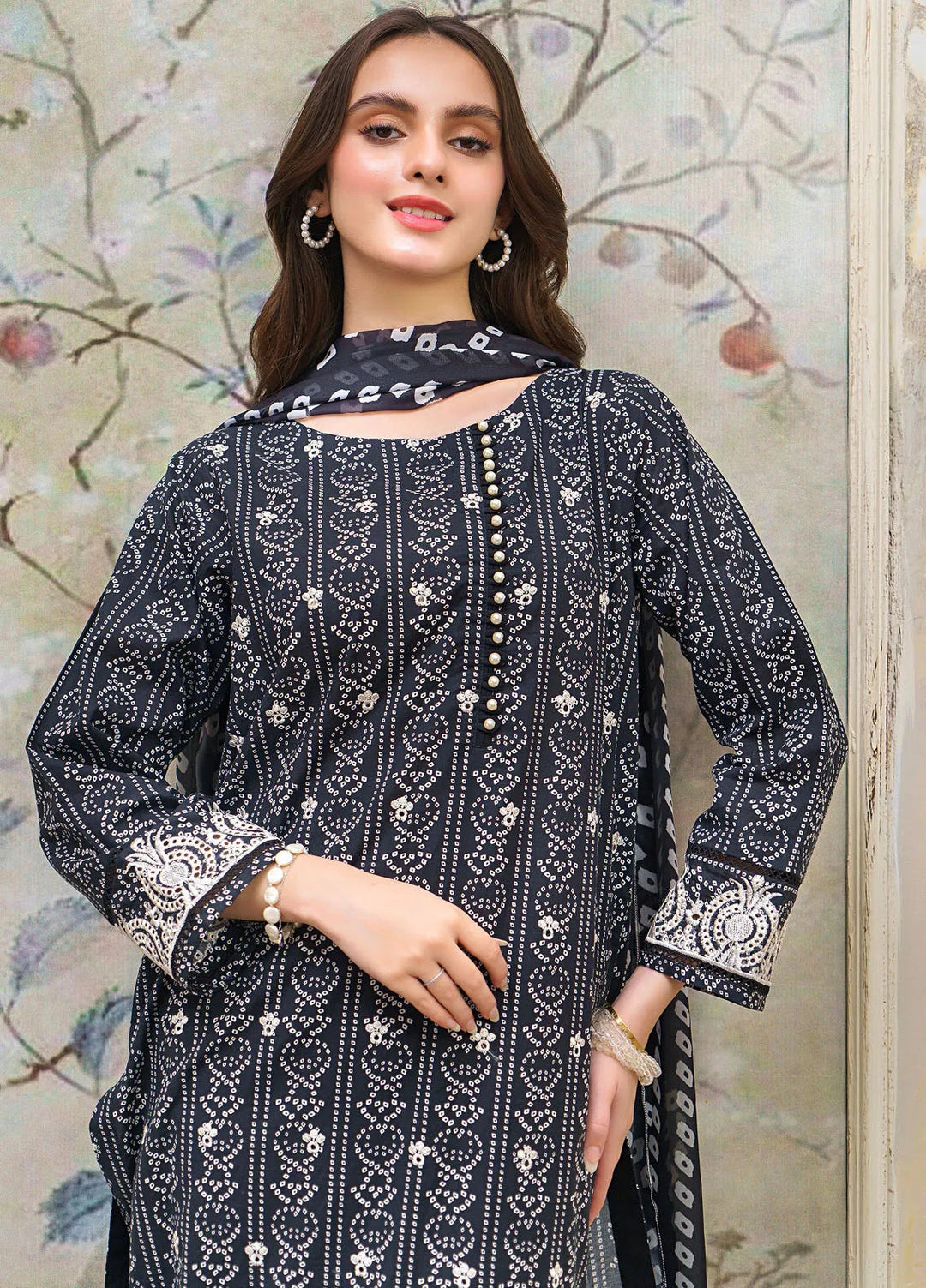 Hana Pret Embroidered Lawn 3 Piece Suit Black Twist