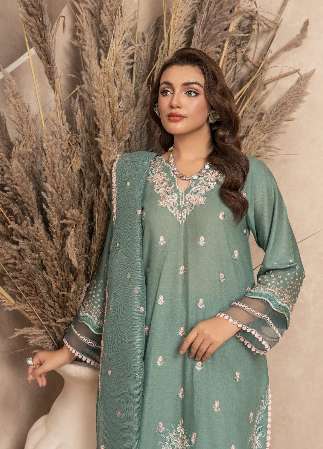 Haniya Mahnoor Pret Embroidered Lawn 3 Piece Suit Paradise