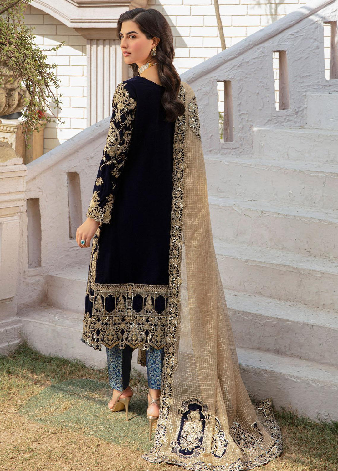 De Velour By Imrozia Premium Embroidered Velvet Suits Unstitched 3 Piece IMP22DV I.V-09 Amour - Luxury Collection