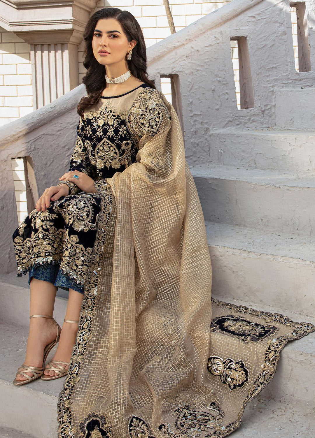 De Velour By Imrozia Premium Embroidered Velvet Suits Unstitched 3 Piece IMP22DV I.V-09 Amour - Luxury Collection