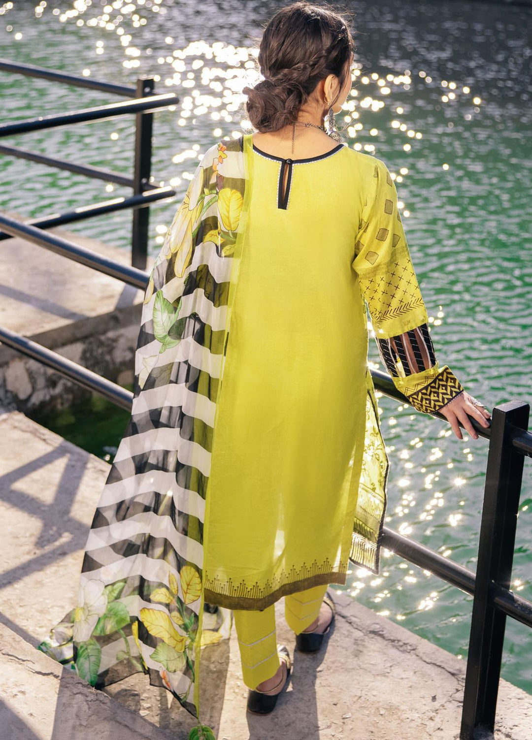 Lakhany Embroidered Lawn Suits Unstitched 3 Piece LSM21S SG-2110 - Summer Collection