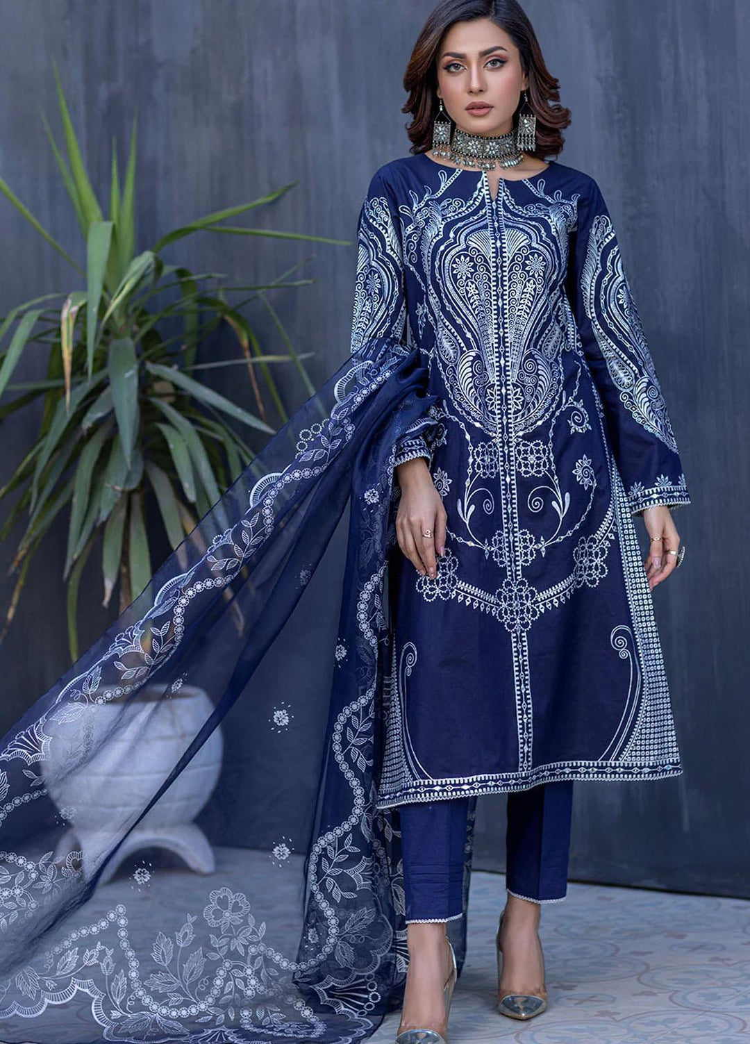 Madame Luxury Pret  Lawn 3 Piece Suit 2582