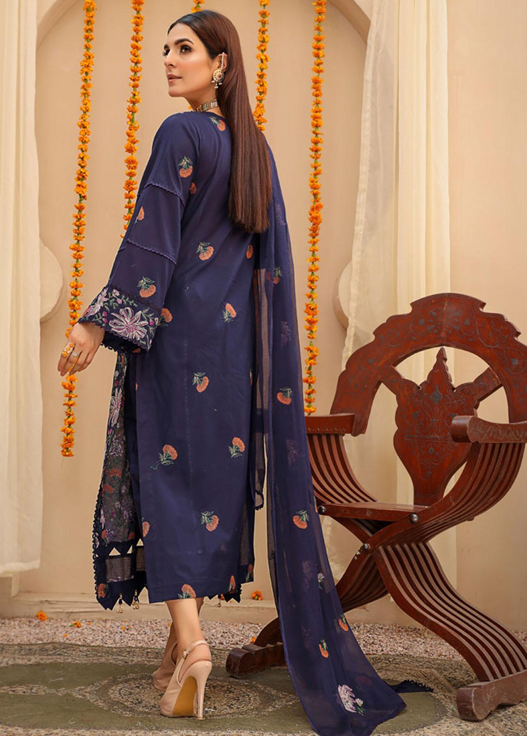 Breeze By Mahnur Embroidered Lawn Suits Unstitched 3 Piece MN22B ML-04 - Luxury Collection