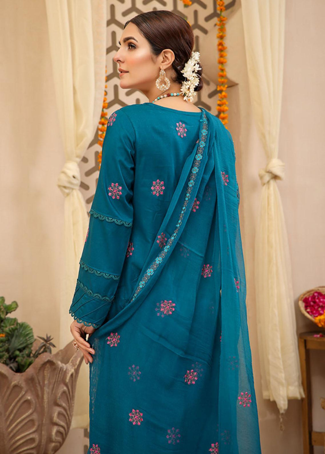 Breeze By Mahnur Embroidered Lawn Suits Unstitched 3 Piece MN22B ML-07 - Luxury Collection