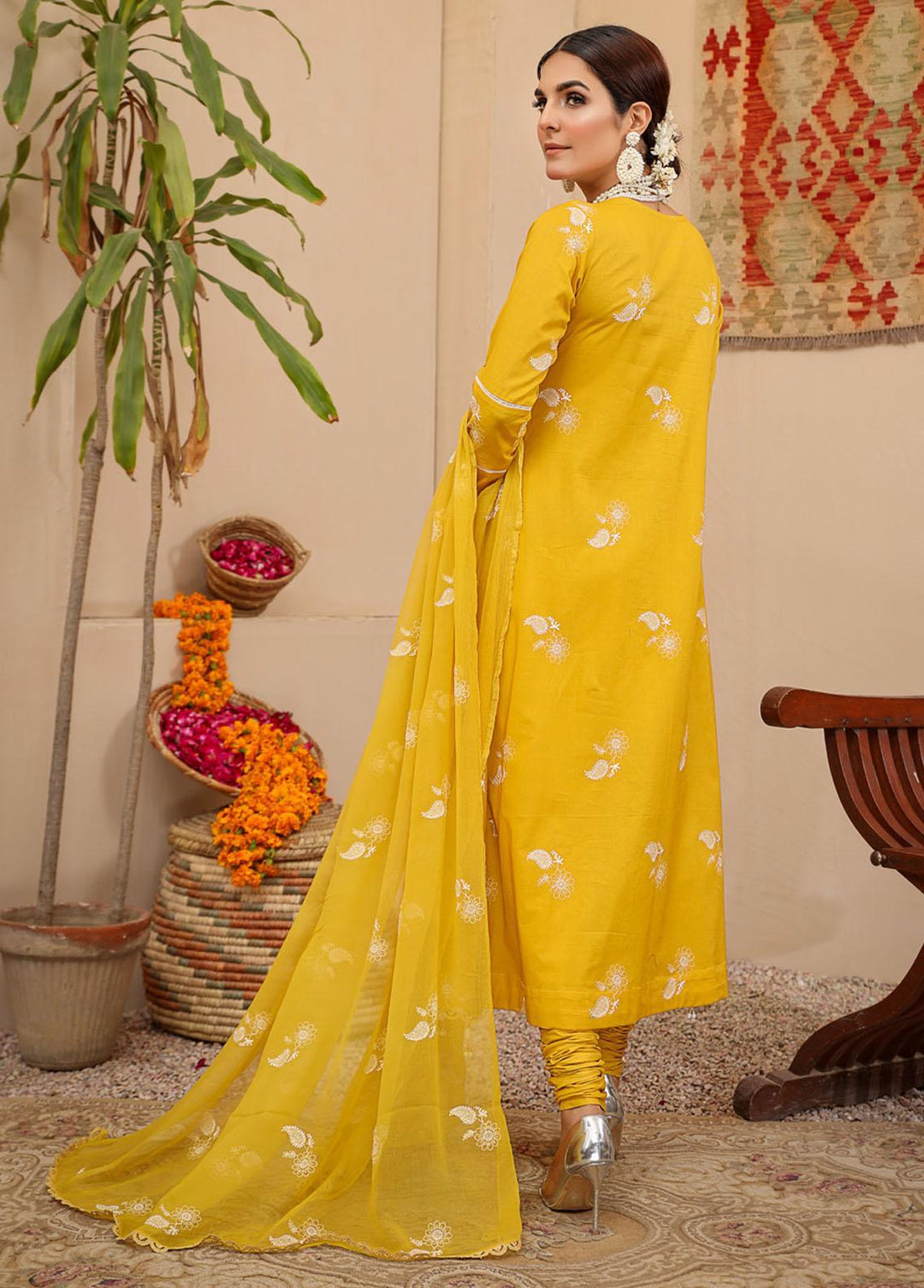 Breeze By Mahnur Embroidered Lawn Suits Unstitched 3 Piece MN22B ML-08 - Luxury Collection