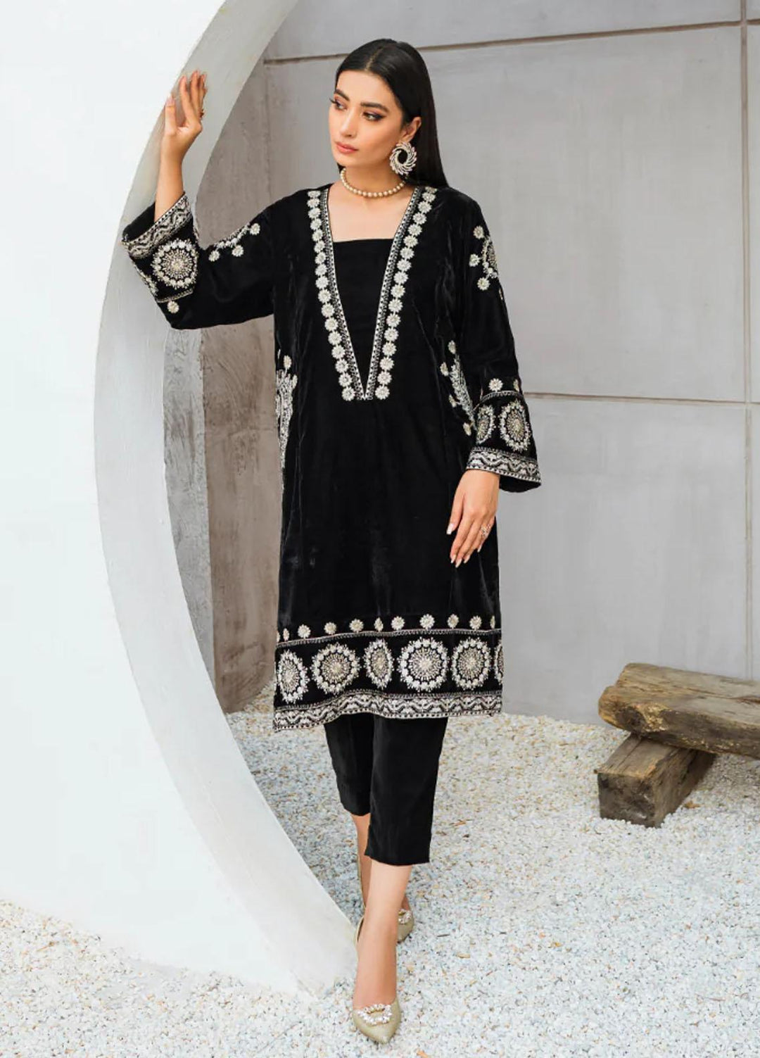 Malook By Shazia Ovais Pret Embroidered Velvet 2 Piece Suit MLK23V Kajal