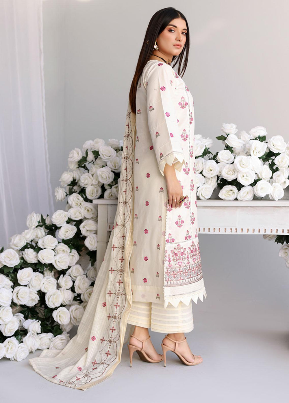 Mehru by Mahnur Embroidered Lawn Suits Unstitched 3 Piece MN23M 02 - Luxury Collection
