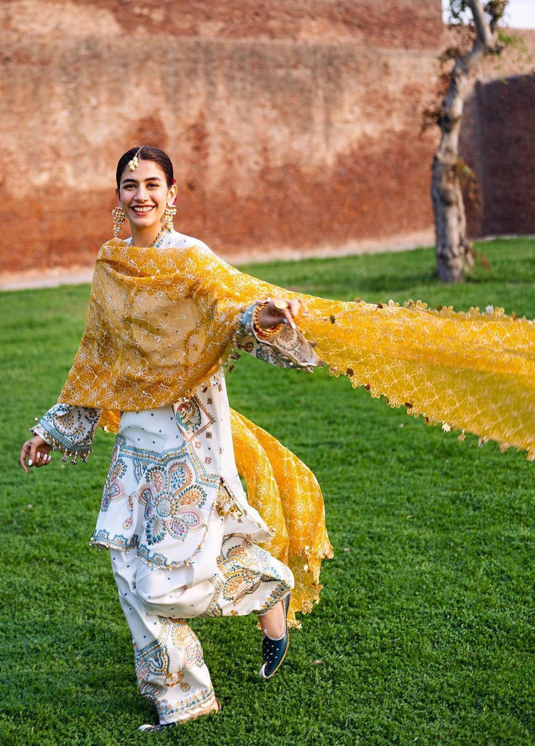 Baad-e-Nau Bahaar By MNR Embroidered Lawn Suits Unstitched 3 Piece MNR23BN Suraj Mukhi - Eid Collection