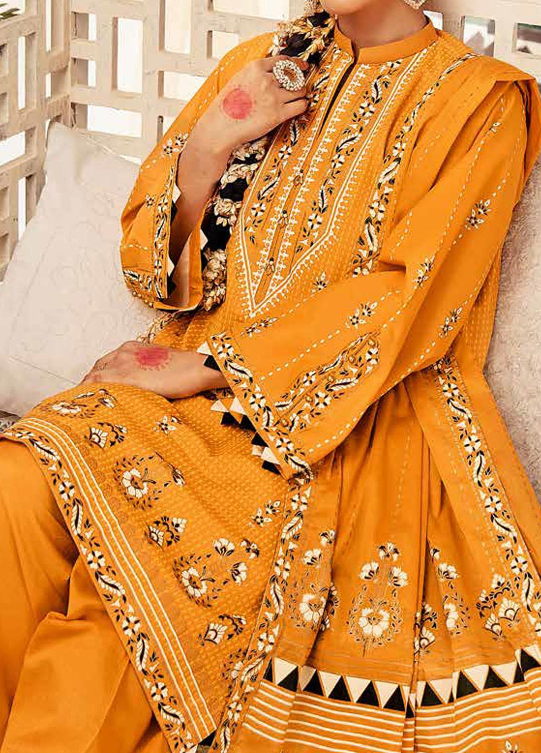 Nayaab By Gul Ahmed Printed Lawn Suits Unstitched 3 Piece GA22N CL-22128 - Summer Collection