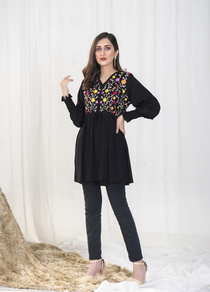 Nazmina Pret Casual Boski Top NZ23SSP AB-504 Noir Multi Embroidered