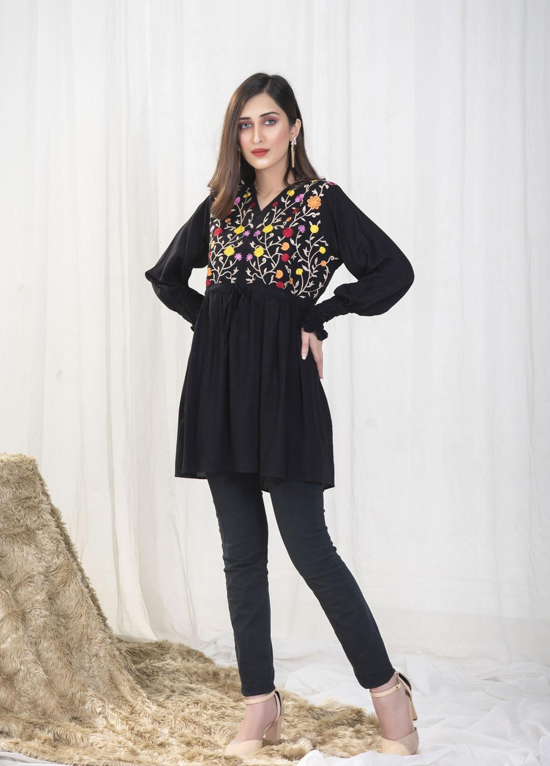 Nazmina Pret Casual Boski Top NZ23SSP AB-504 Noir Multi Embroidered