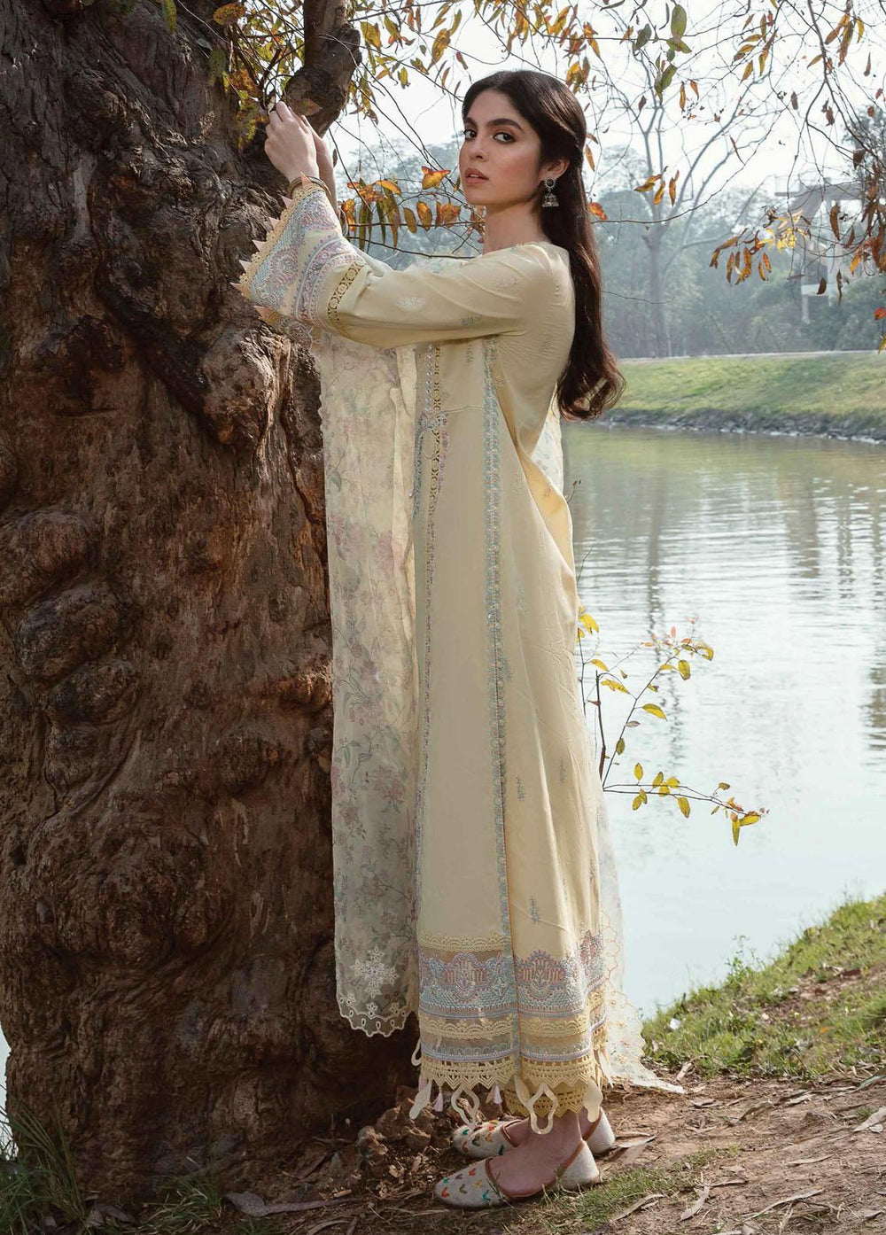 Qline by Qalamkar Embroidered Lawn Suits Unstitched 3 Piece QLM23Q AK-02 Vida - Luxury Collection