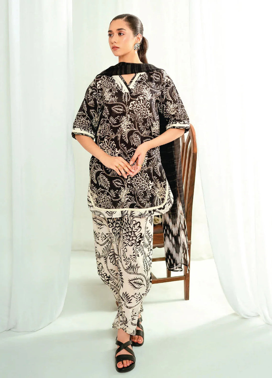 Rang e Bahar by Humdum Embroidered Lawn Suits Unstitched 3 Piece HD25RB D-01 - Summer Collection
