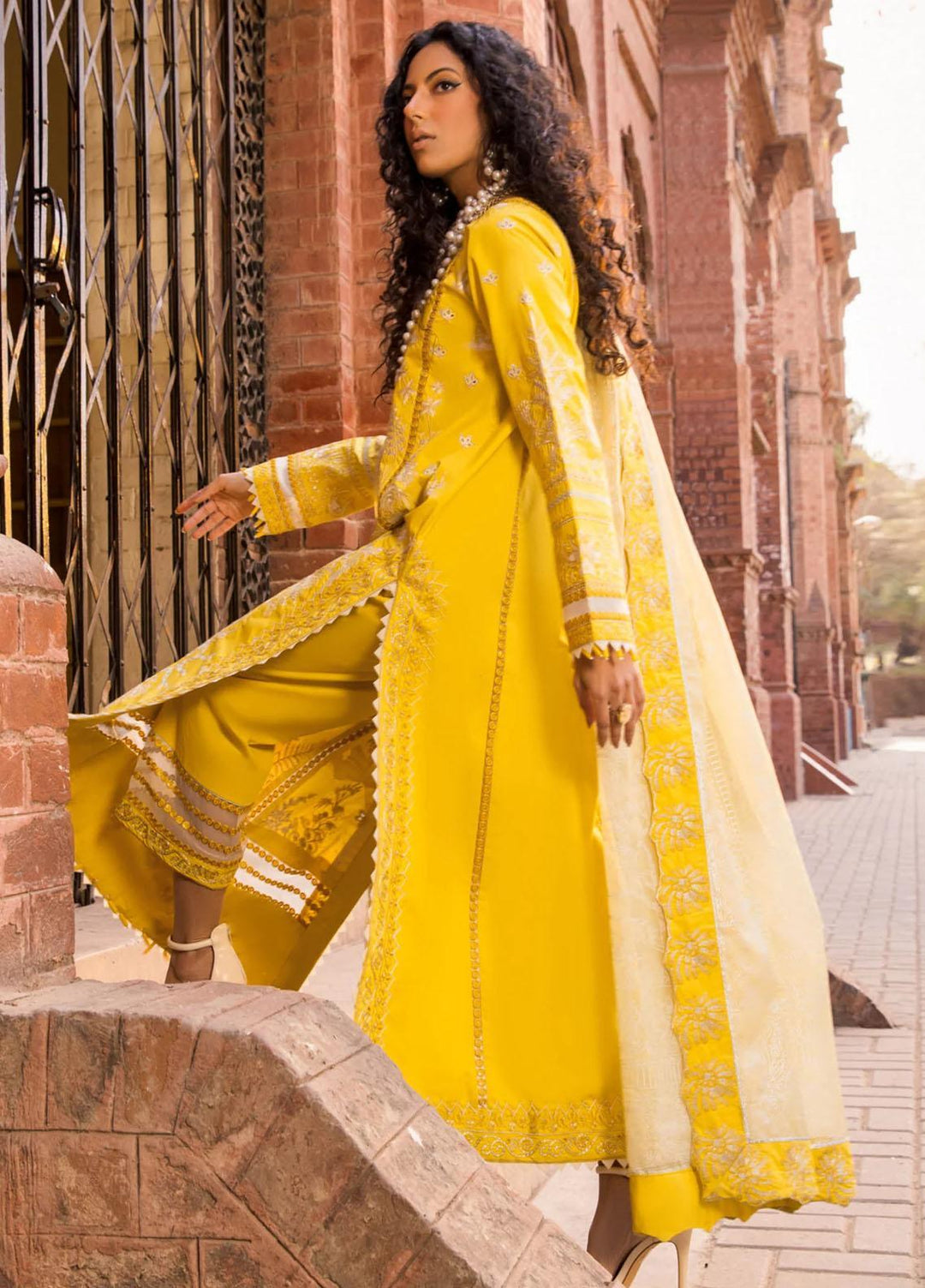 Rang Munch By Maryum N Maria Embroidered Lawn Suits Unstitched 3 Piece MNM23RM MLFD-080 Daisy Daze - Luxury Summer Collection