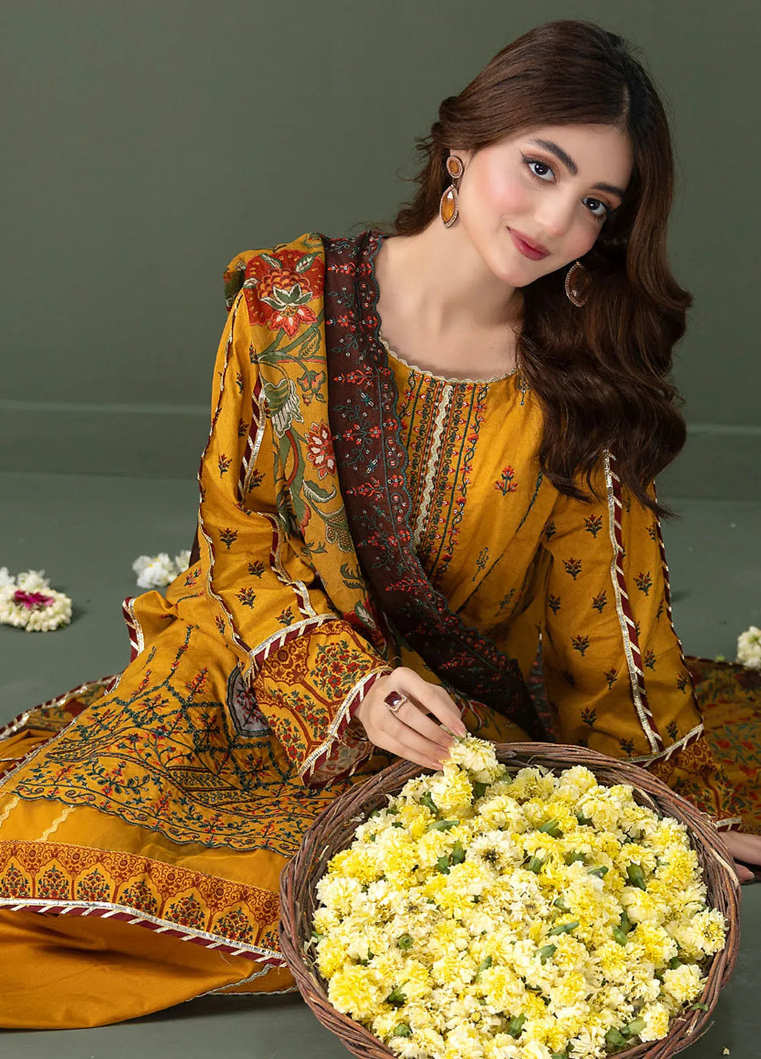 Regalia Textiles Embroidered Lawn Suit Unstitched 3 Piece RGT24C D-01 - Festive Collection