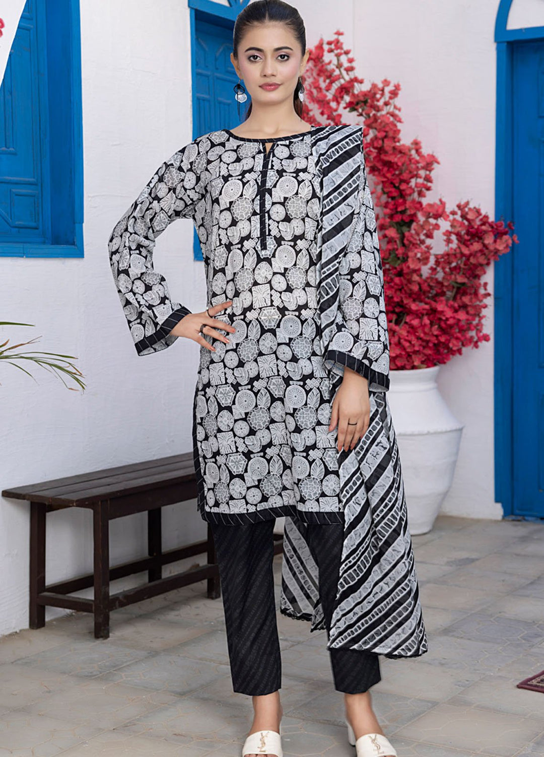 Regalia Textiles Printed Lawn Suits Unstitched 3 Piece RGT25BS D-8 - Summer Collection
