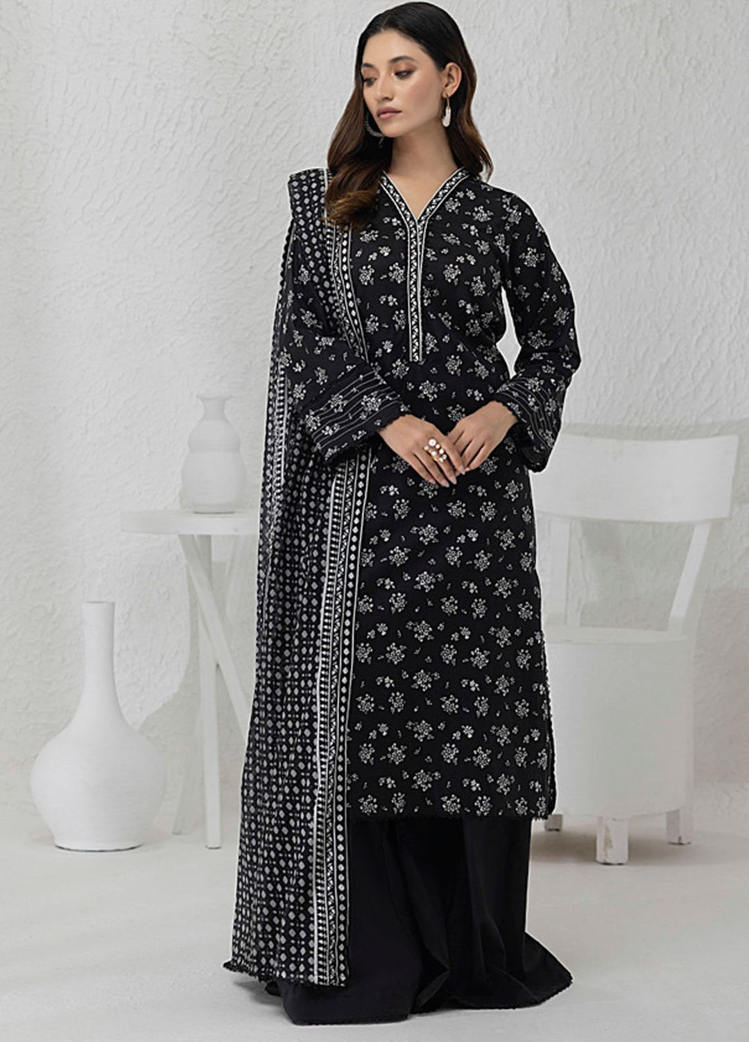 Regalia Textiles Printed Lawn Suits Unstitched 3 Piece RGT25BW D-02 - Summer Collection