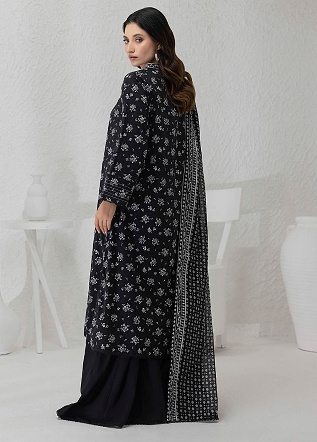 Regalia Textiles Printed Lawn Suits Unstitched 3 Piece RGT25BW D-02 - Summer Collection