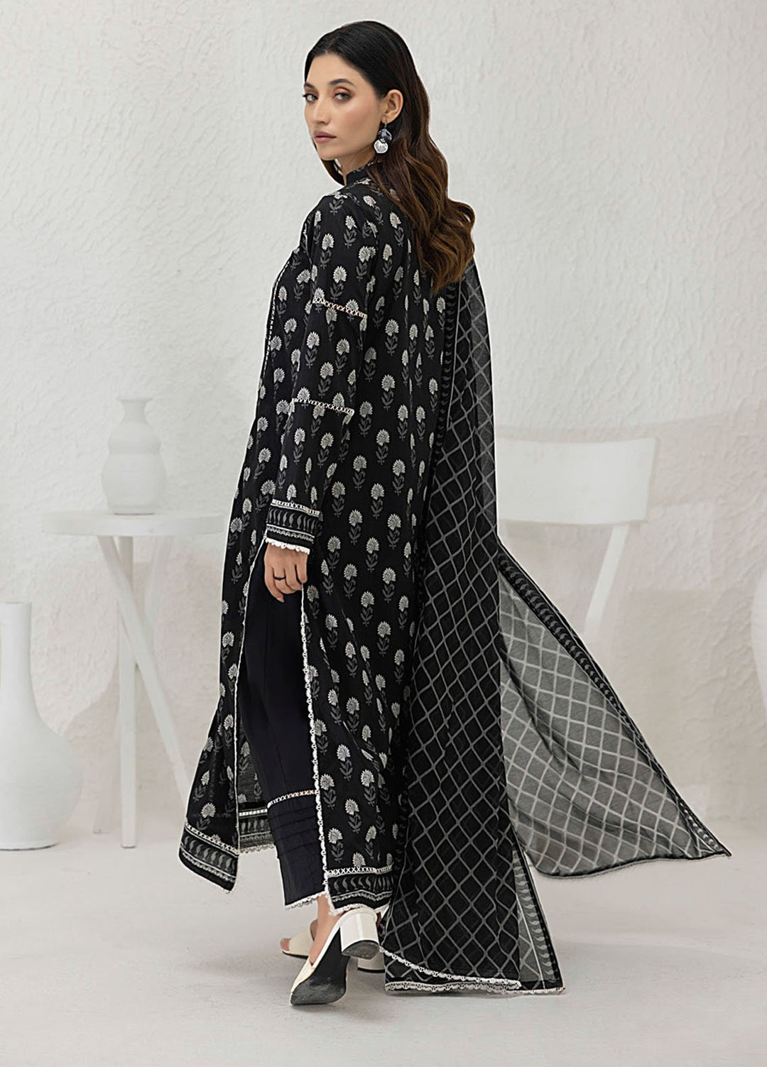 Regalia Textiles Printed Lawn Suits Unstitched 3 Piece RGT25BW D-04 - Summer Collection