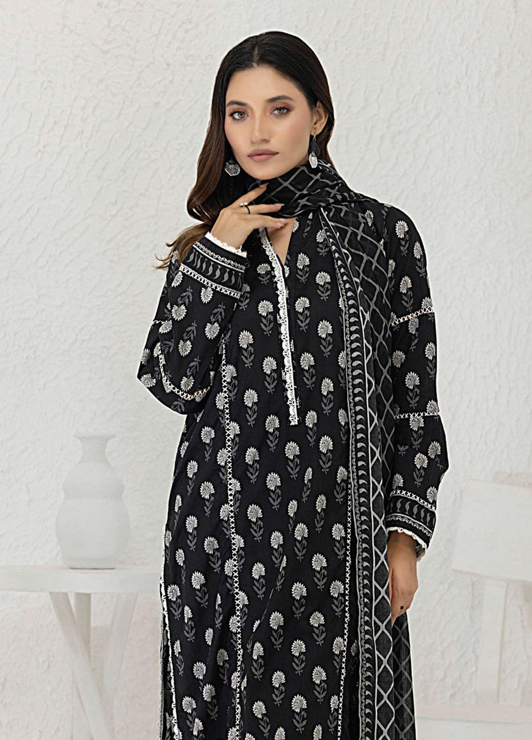 Regalia Textiles Printed Lawn Suits Unstitched 3 Piece RGT25BW D-04 - Summer Collection