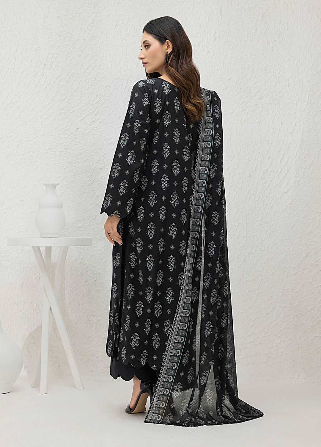 Regalia Textiles Printed Lawn Suits Unstitched 3 Piece RGT25BW D-06 - Summer Collection