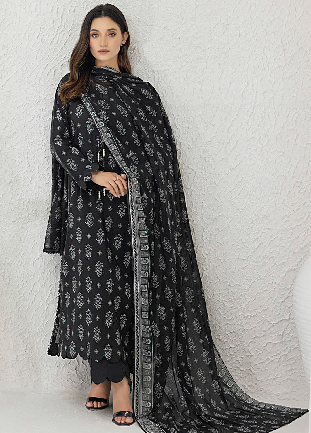 Regalia Textiles Printed Lawn Suits Unstitched 3 Piece RGT25BW D-06 - Summer Collection