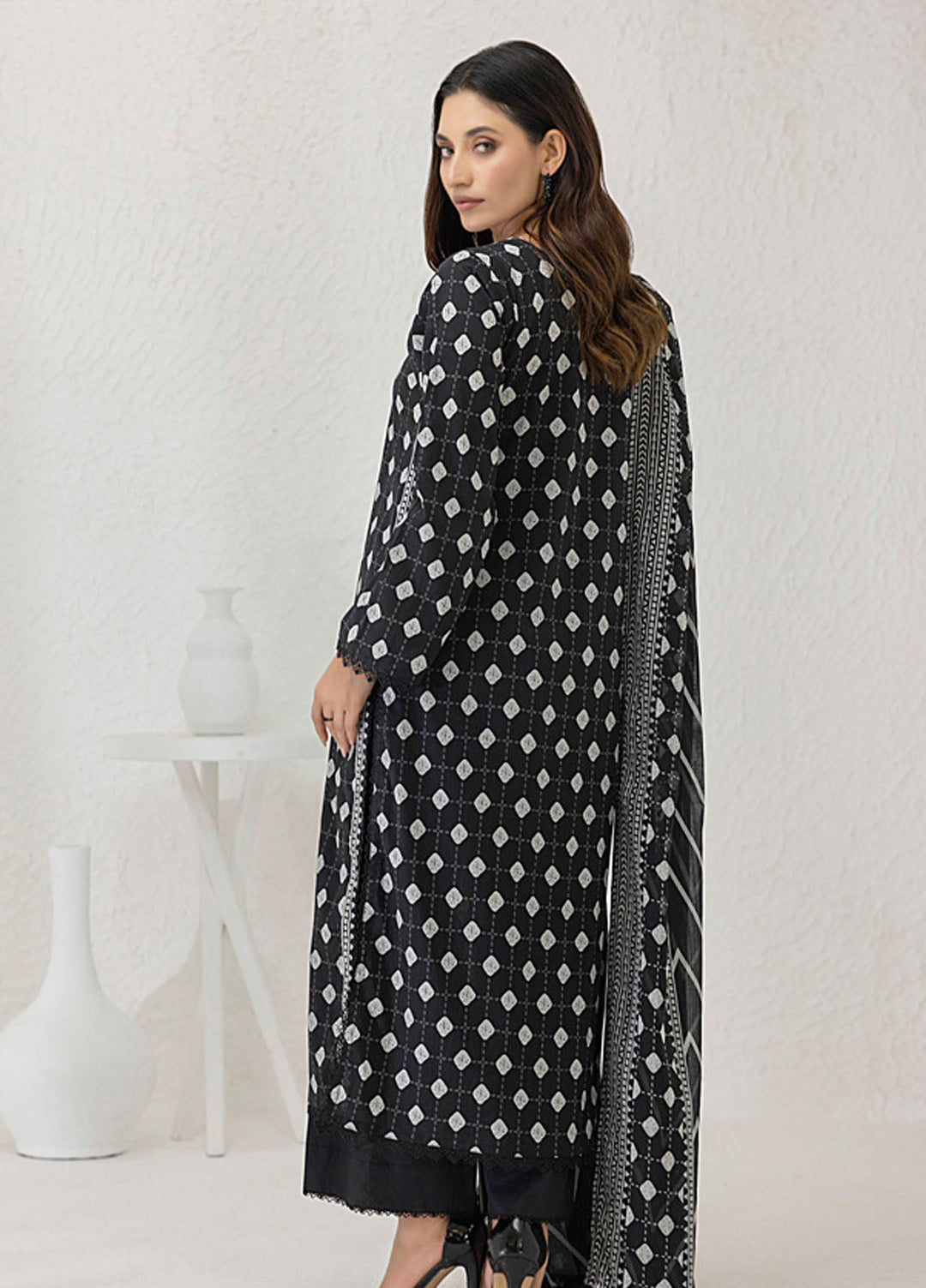 Regalia Textiles Printed Lawn Suits Unstitched 3 Piece RGT25BW D-07 - Summer Collection