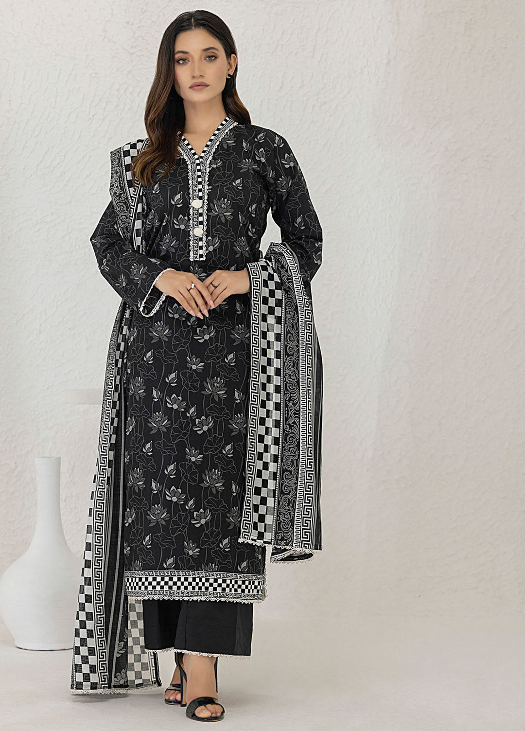 Regalia Textiles Printed Lawn Suits Unstitched 3 Piece RGT25BW D-08 - Summer Collection