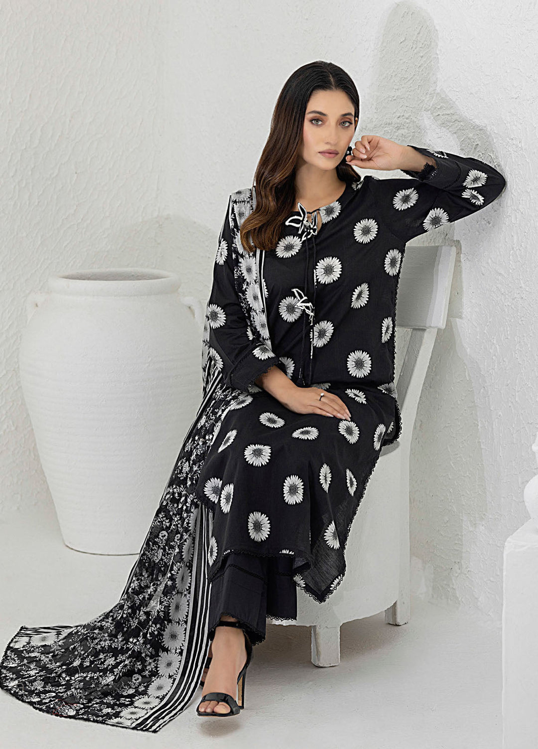 Regalia Textiles Printed Lawn Suits Unstitched 3 Piece RGT25BW D-09 - Summer Collection