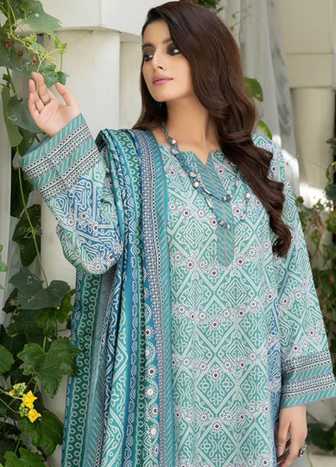 Safwa Printed Viscose Suits Unstitched 3 Piece SW23TD TSC-05 - Winter Collection