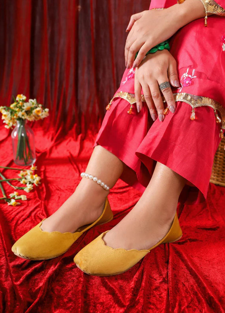 Saheliyan Festive Style   Khussay GOLDEN KADIFE NAYA00GOL104